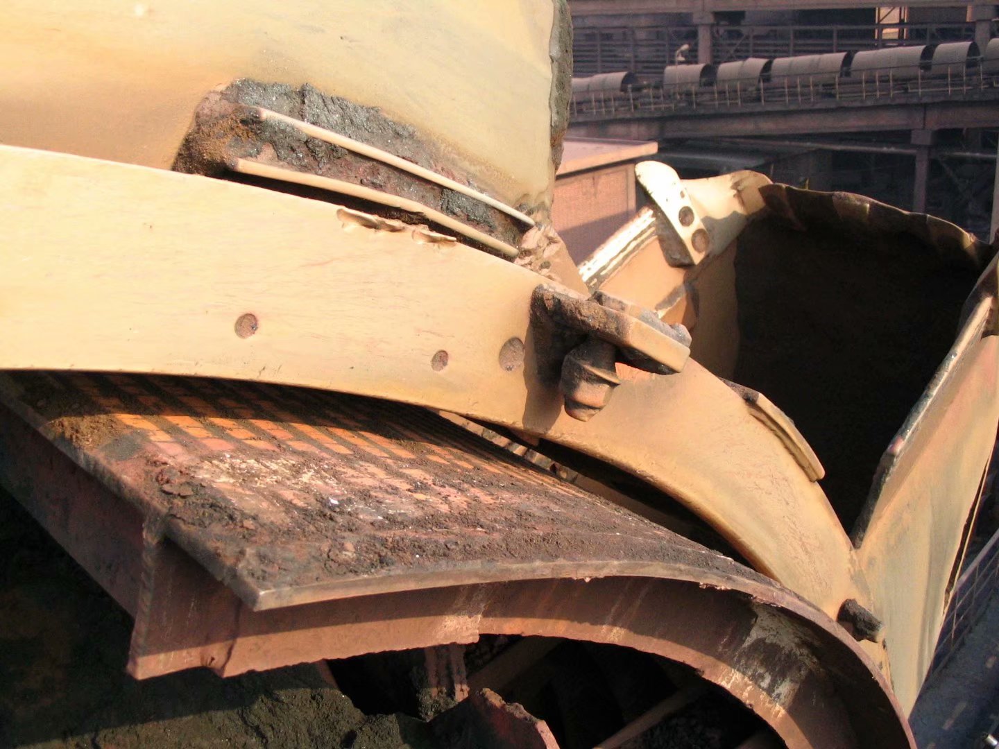 煤場(chǎng)單斗輪取料機(jī)陶瓷圓弧板